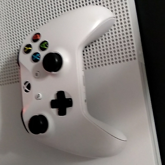 Xbox One S - Picture 3 of 3